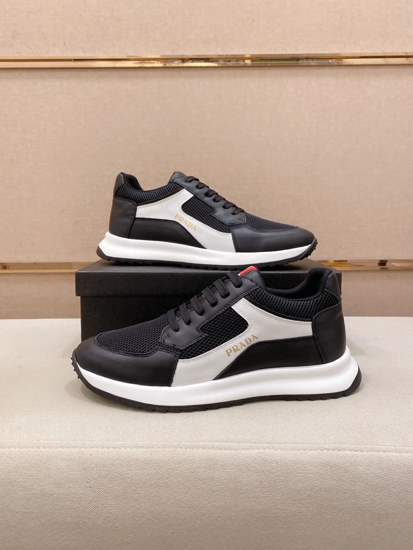 Factory price 462💰 The new PRADA (Prada) counters are launched simultaneously, new men's shoes, 😘fabrics are selected from cowhide. Lining: Mesh lining. 👍🏿 High-end ☄️ air-cushion molded anti-slip rubber outsole, exquisite lines, simple and elegant, comfortable and high-end for leisure travel. Number of yards: 38 to 44. Can be ordered for 45 non-refundable